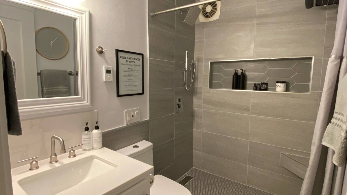 Burley Apartment | “𝕌𝕣𝕓𝕒𝕟 𝕊𝕦𝕚𝕥𝕖“ 1 bedroom, Lots of Style 🤍 Suite #2