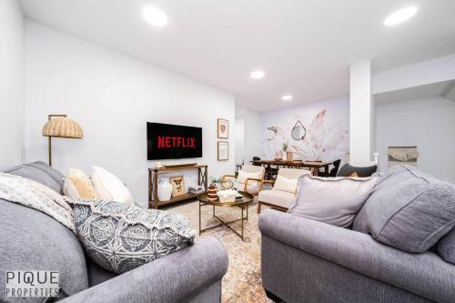 Southwest Edmonton House | Urban Utopia - Hot Tub - King Bed - BBQ - Sleeps 16 - Garage