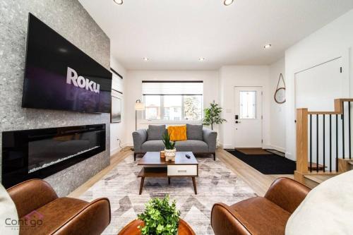 Jasper Place House | Urban Zen, AirCon, King Bed, 10 min WEM & DT!