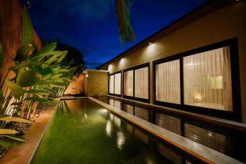 Sunset Road Villa | UrbanVilla