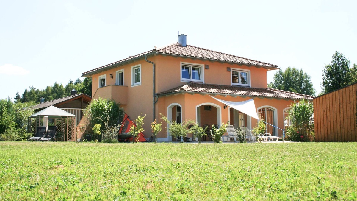 Schwarzenfeld Apartment | Urlaub am See in Bayern mit Sandstrand, Eigenem Tretboot und SUP Board