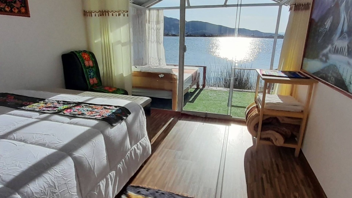 Puno Boat Rental | UROS AMARU MARKA FLOATING EXPERIENCE family room