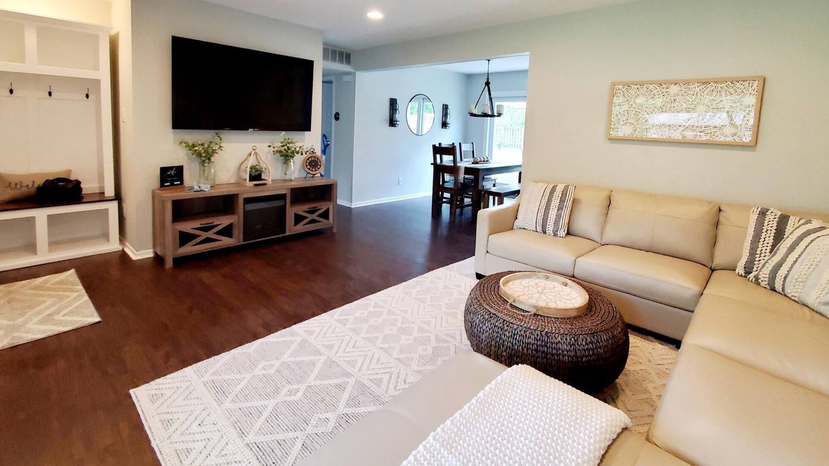 Clarkston House | *New* Your Charming Clarkston Home Away From Home