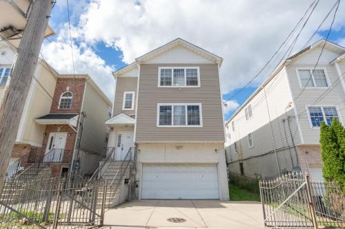Newark Apartment | 4 Bedroom-Airport Convient