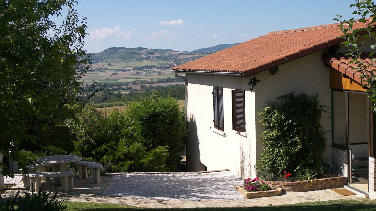 Usson House | Usson, quiet quiet village, for rent comfortable house, superb view.