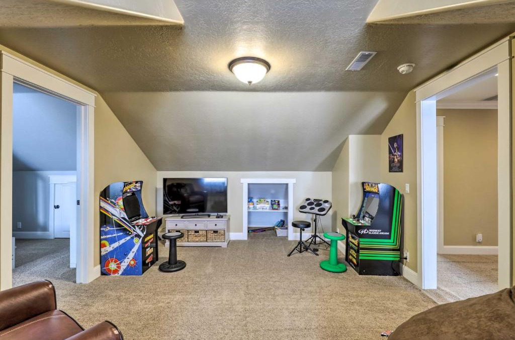 Midway House | Utah Abode - Deck, Arcade Games and Near Skiing