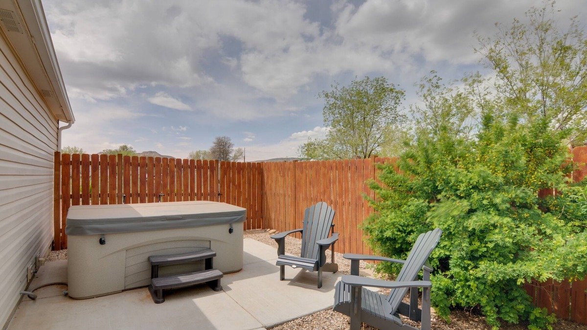 Escalante House | Utah Retreat - Hot Tub, Deck & Near National Parks