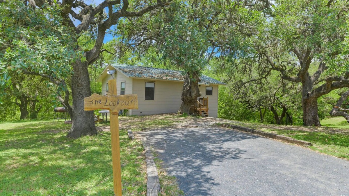 Utopia Cabin | Utopia River Retreat is a secluded paradise nestled along the Sabinal River in the Texas Hill Country.