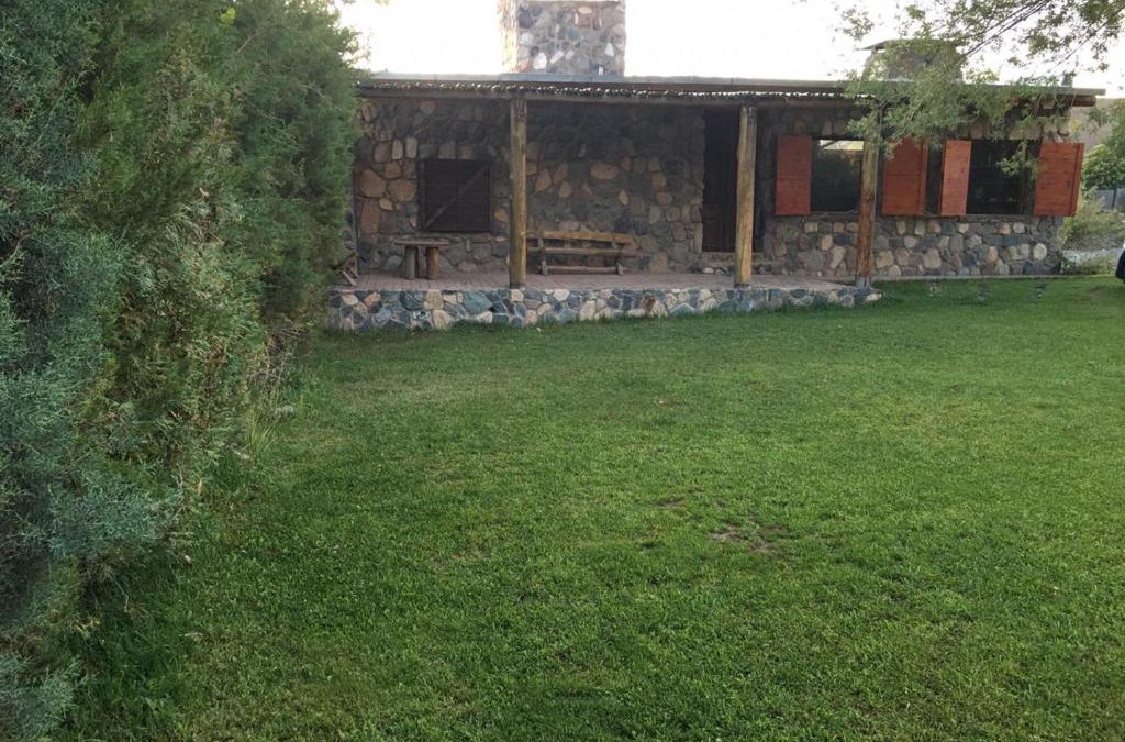 Las Vegas Ski Chalet | UTU TOCO - casa de piedra en lengua Huarpe