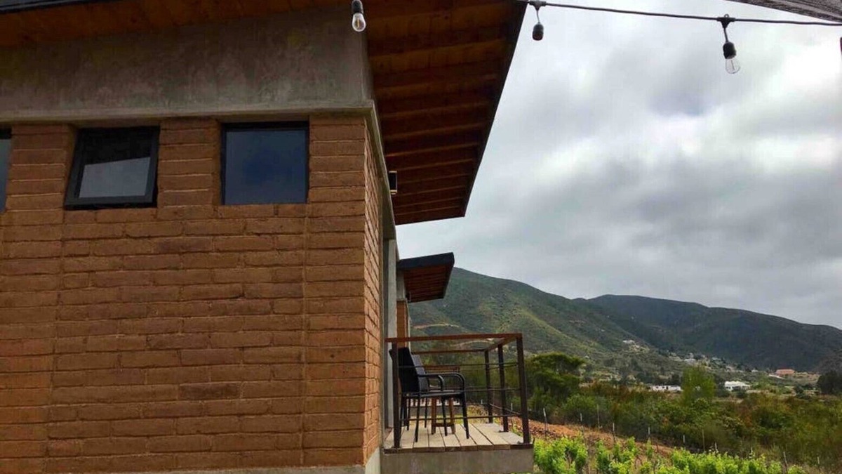 San Antonio de las Minas Cabin | UvaUva 2 | Eco-retreat. King size bed/balcony