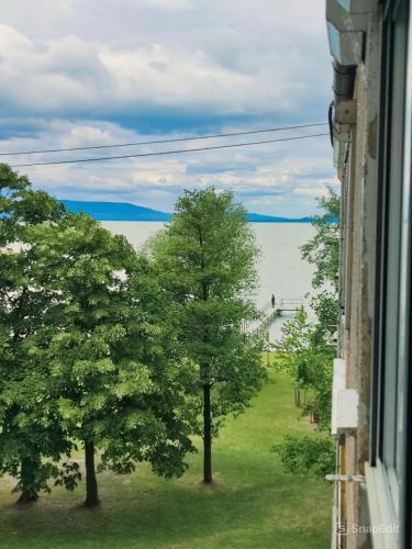 Balatonfenyves Apartment | Vízparti gyermekbarát teljesen felújított Apartman, őrzött, saját strand, parkoló, étterem