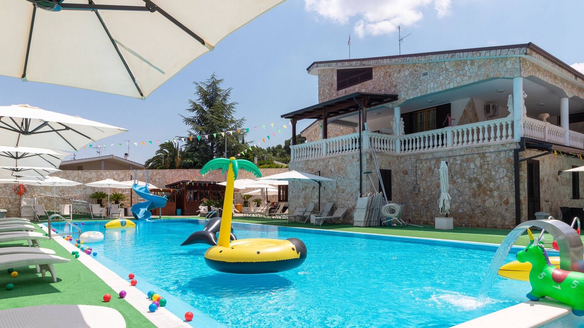 Cassano delle Murge House | Vacation Home "In Villa Sulla Mugia Cinque" with Pool, Terrace & Wi-Fi
