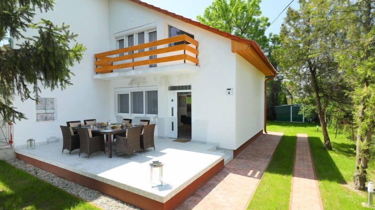 Balatonoszod House | Vacation home Pixie by Interhome