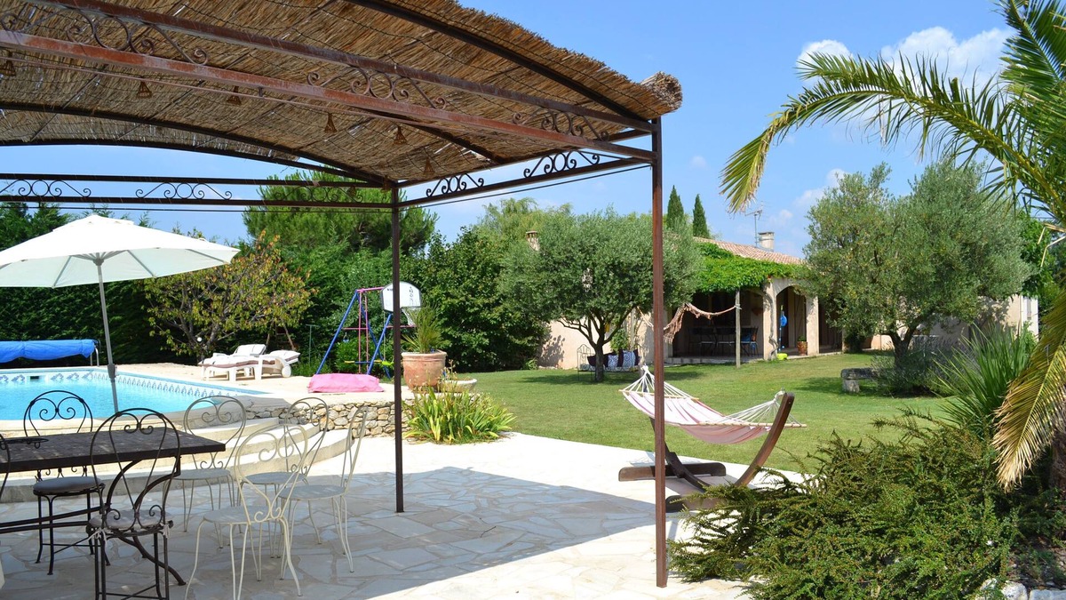 Meynes Villa | Vacances au Bord D'une Grande Piscine à L'ombre du Pool House et des Oliviers
