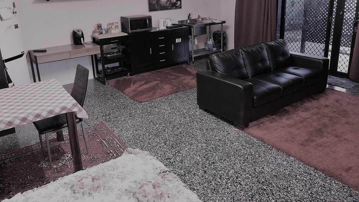 Harristown Apartment | VACANT NOW. Budget Studio room with all you need. Near shops and Uni.