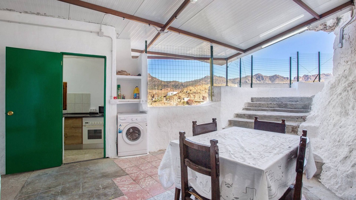 San Bartolome de Tirajana House | Vacation Home 'Cuevas Lomo La Palma' with Lake View and Private Terrace