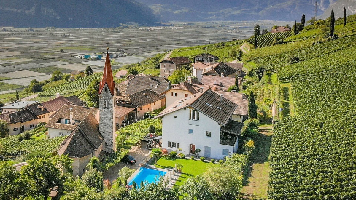 Termeno Sulla Strada del Vino Apartment | Vacation apartment with pool and valley view in the Lake Kaltern region