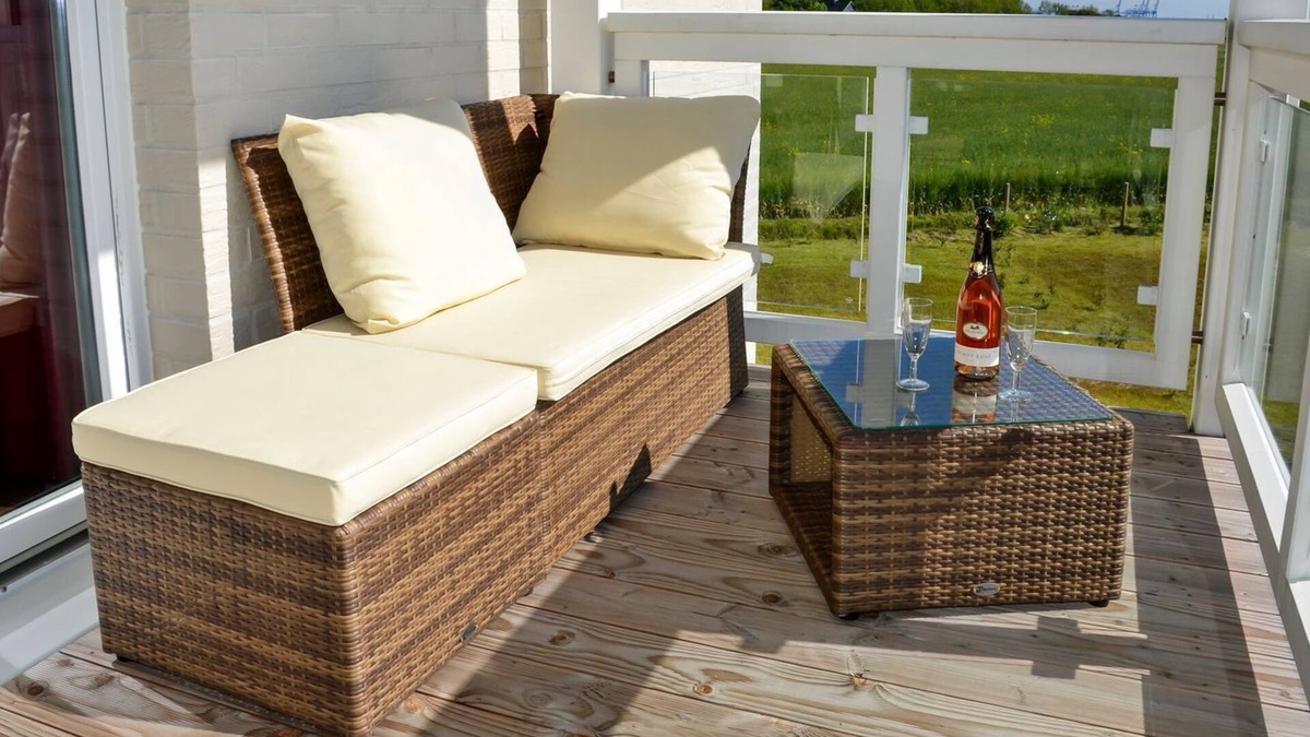 Wremen Apartment | Vacation apartment near the beach with sauna and great, covered balcony with dyke view