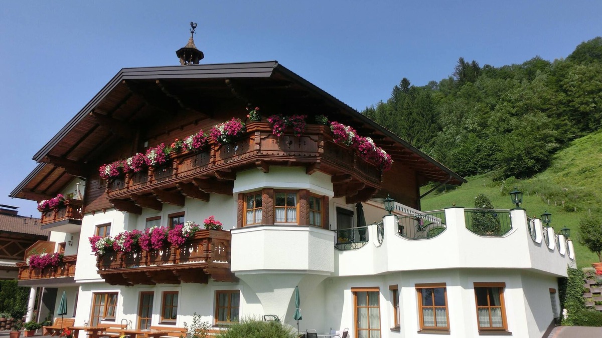 Alpendorf Apartment | Vacation Apartment Landhaus Gruber with Mountain View