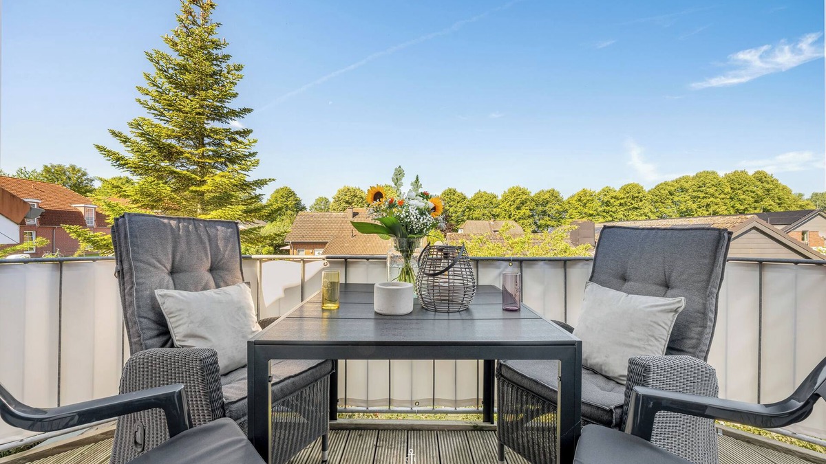 Schoenhagen Apartment | Vacation apartment Küstentiet - 2 balconies, 2 TVs, rural, by the sea,