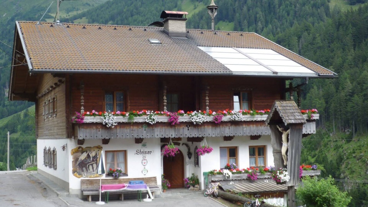 Matrei in Osttirol Apartment | Vacation apartment with a view of the mountains of the Hohe Tauern National Park with balcony