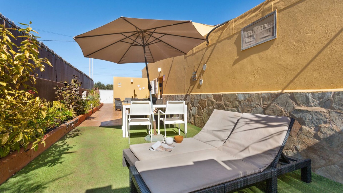 Puerto del Rosario Apartment | Vacation Apartment 'Rural Zona Céntrica Isla' with Mountain View, Private Terrace and Wi-Fi