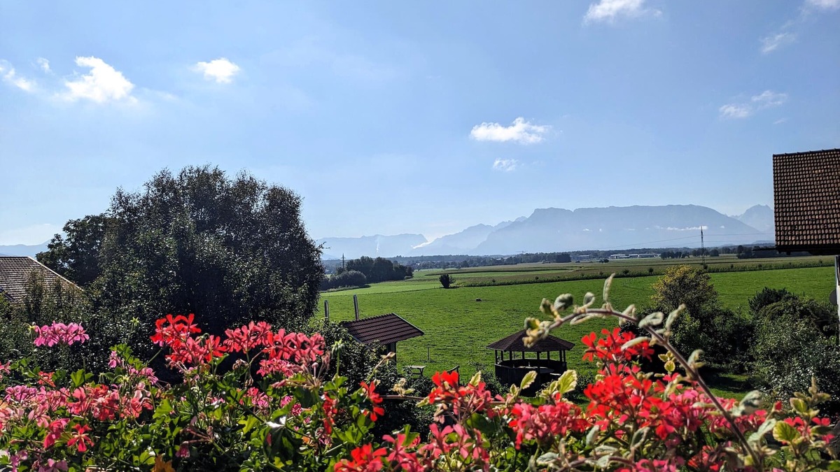 Saaldorf-Surheim Apartment | Vacation apartment Untersberg, 86sqm, 2 bedrooms, 2 bathrooms, balcony with mountain view