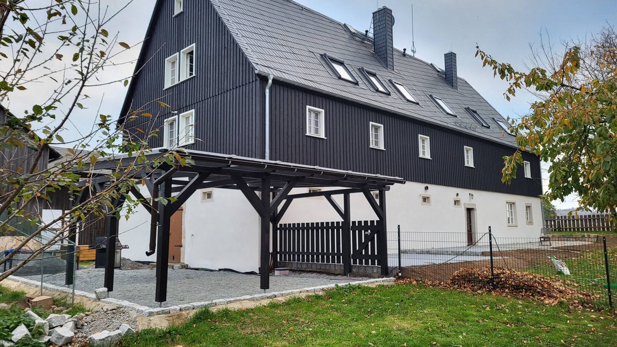 Bischofswerda Apartment | Vacation apartment in a renovated monument (max. 3 persons)
