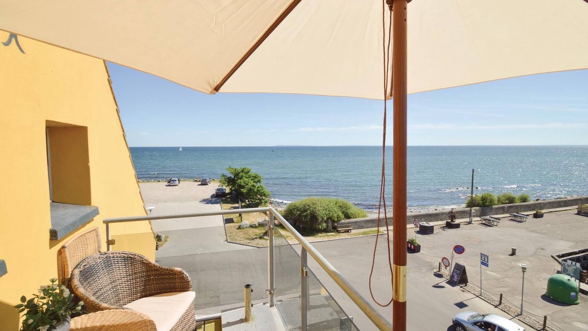 Rødvig Apartment | Vacation apartment in the front row to the water and the sports harbor in Rødvig.