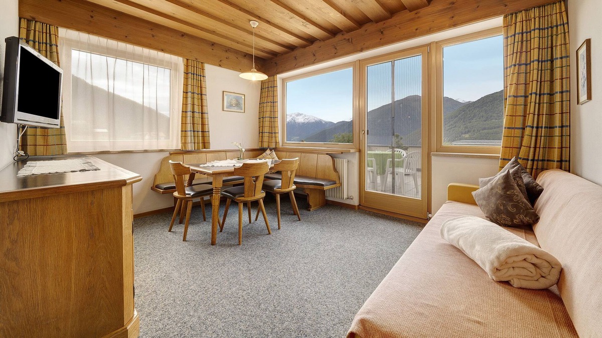 Burgusio Apartment | Vacation Apartment "Sonnenhof Sonngarten" with Mountain View & BBQ