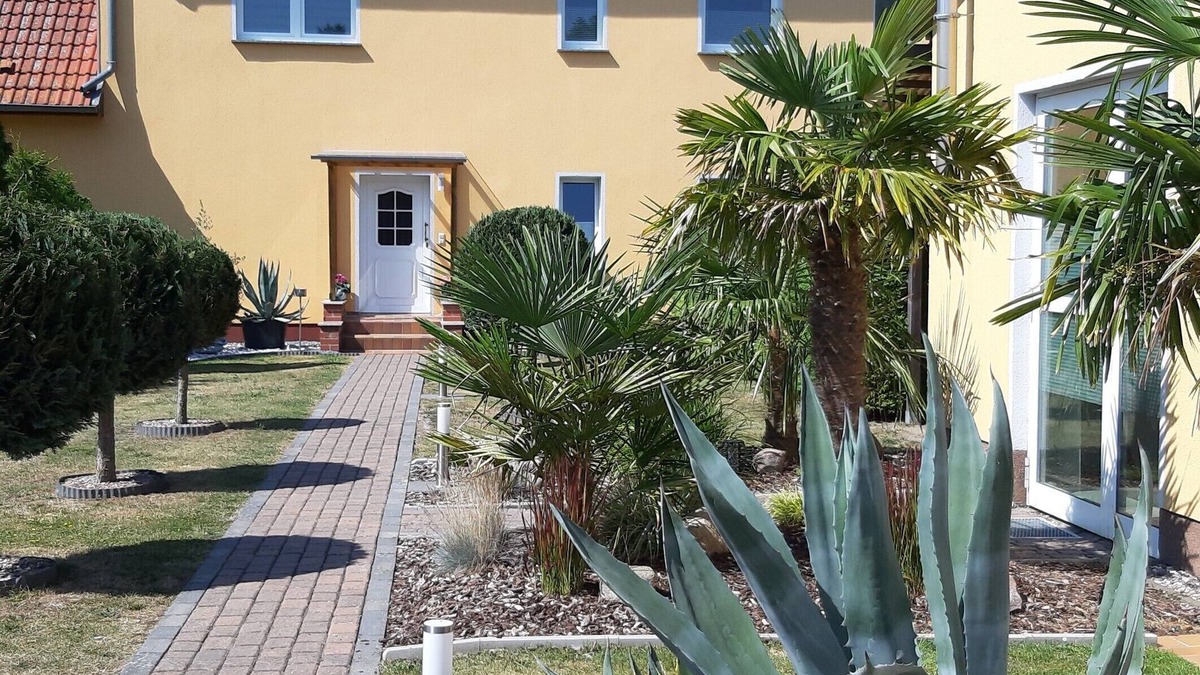 Ludwigsburg Apartment | Vacation apartment 100sqm Living 3 double beds Bedroom Kitchen Bathroom
