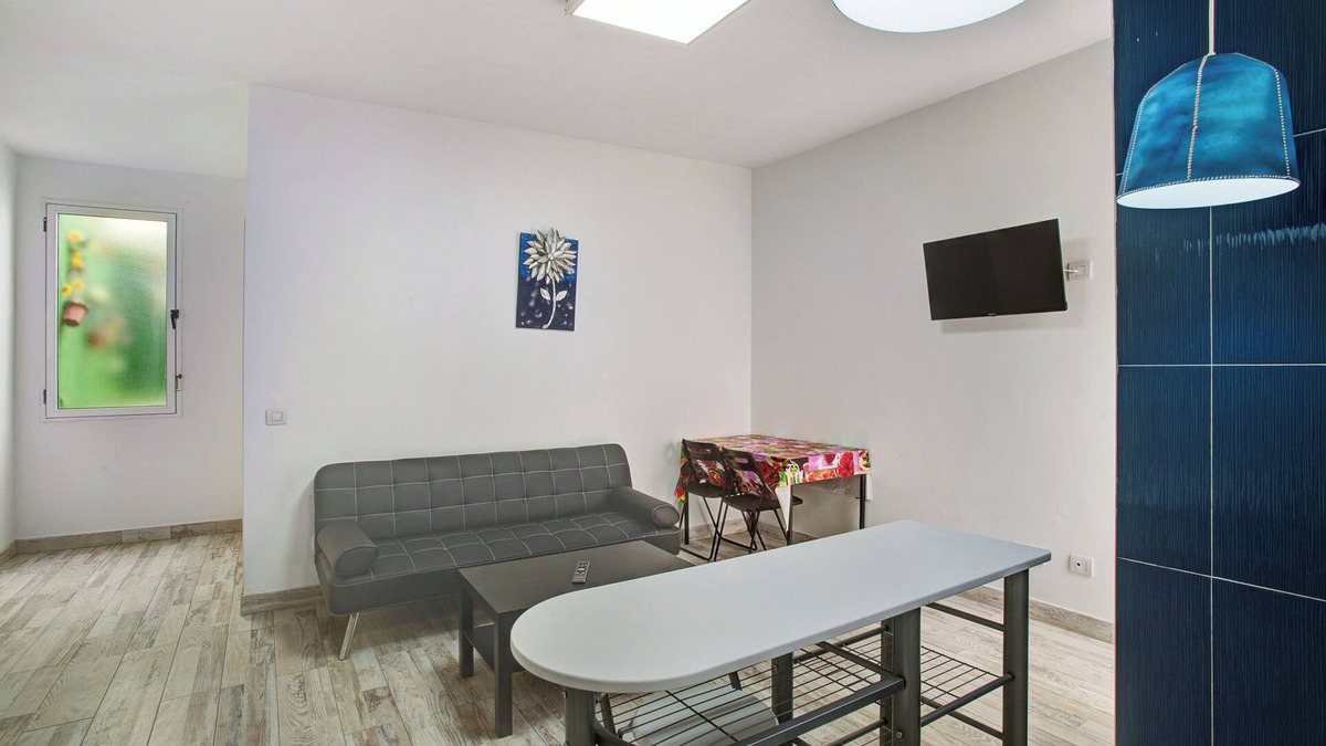Vecindario Apartment | Vacation Apartment 'Apartamento B Para 3 En Vecindario' with Wi-Fi