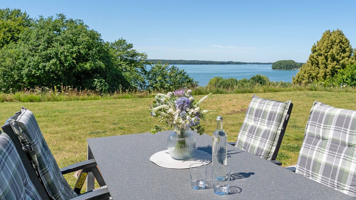 Bosau Apartment | Vacation apartment/apartment for 4 guests with 95m² in Bosau (294600)