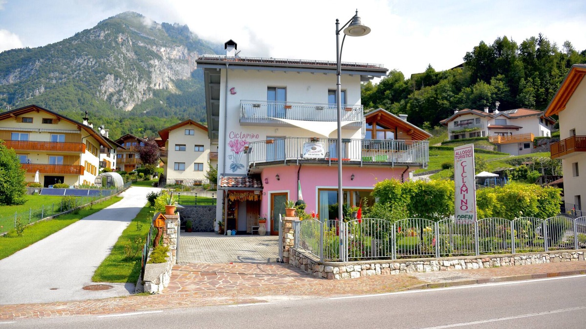 Dorsino Apartment | Vacation Apartment Ciclamino Standard Vittoria with Mountain View, Wi-Fi & Garden