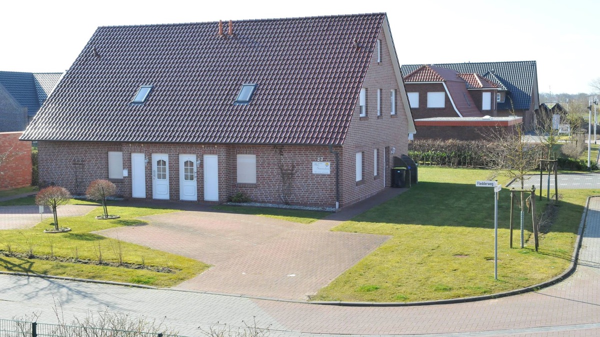 Norddeich Apartment | Vacation apartment close to the beach for up to 4 people 2 bedrooms Wlan first floor