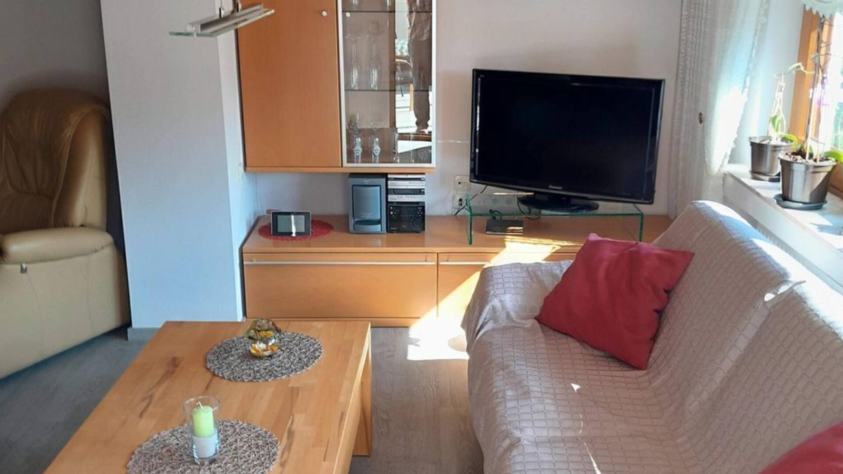 Altenkirchen Apartment | Vacation apartment with spacious sunbathing lawn long stay - Ferienwohnung Hombitz