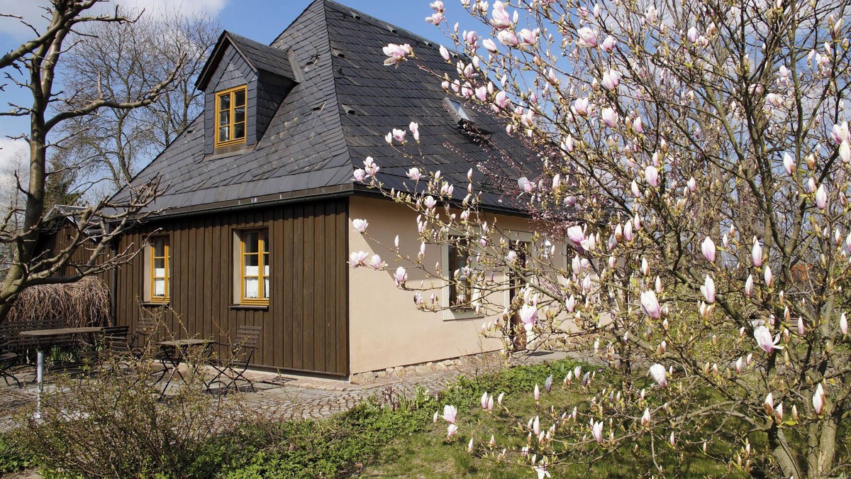 Augustusburg Apartment | Vacation apartment garden house first floor in listed Lotterhof