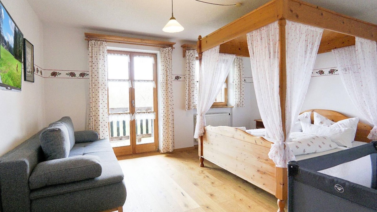 Segeten Apartment | Vacation apartment "Hochzeitszimmer" with balcony and view over the beautiful low mountain range