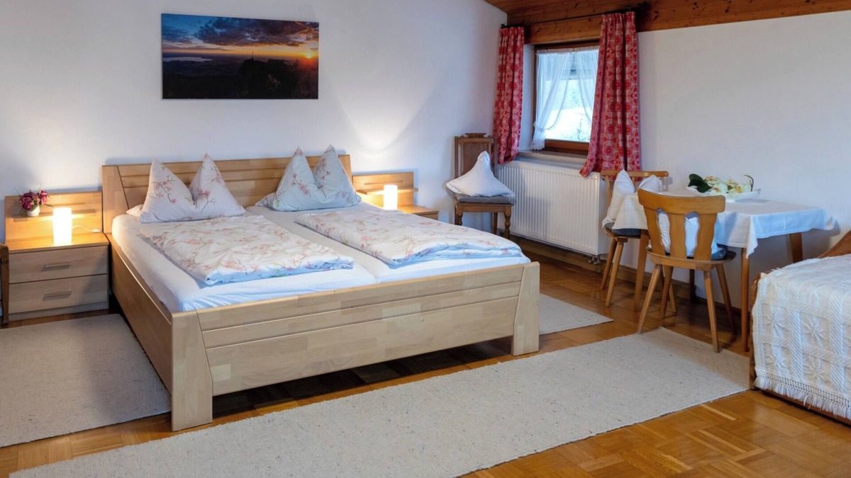 Grabenstatt Apartment | Vacation apartment Wiesenblick, upper floor, 50 sqm, 2 - 5 pers. Bedroom, balcony