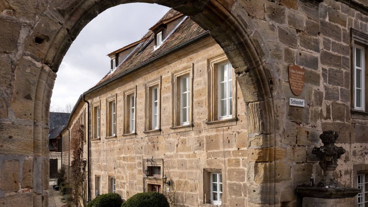 Ebern Apartment | Vacation apartment Dekanshaus in Eyrichshof Castle (63sqm) with two double rooms