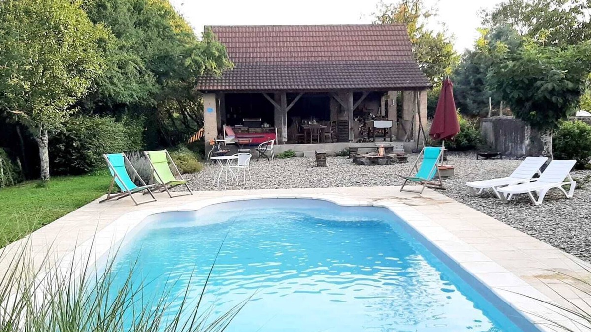 Montcony Apartment | Vacation apartment "Grenier" in a former farmhouse with pool