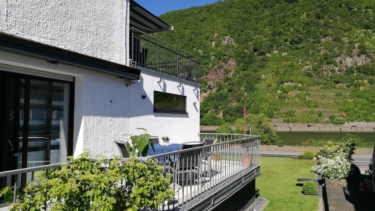 Loef Apartment | Vacation apartment HAUS KORJÄSSER, Moselle view and sun terrace