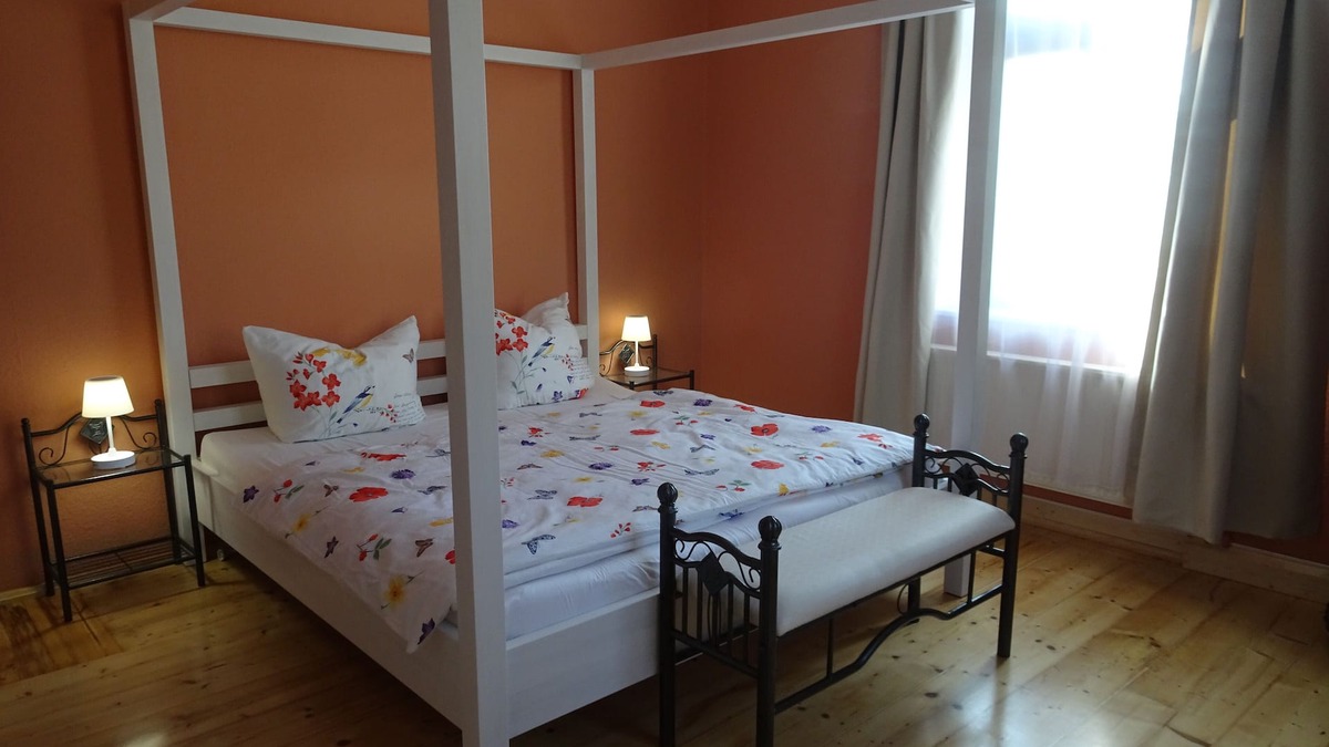 Niederpoyritz Apartment | Vacation apartment in a historic villa for up to 6 people