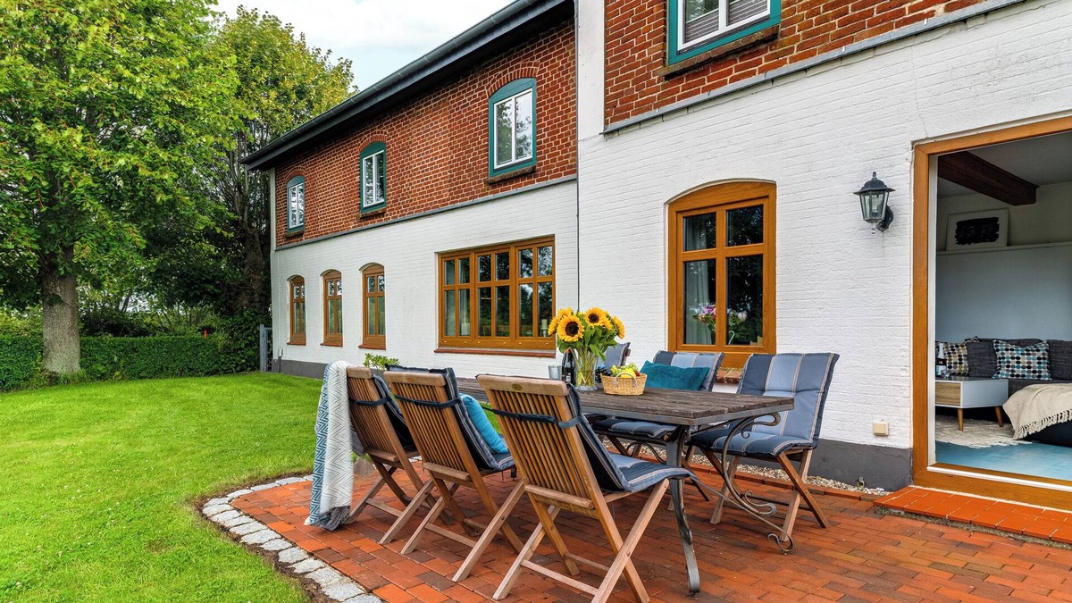 Steinberg Apartment | Vacation apartment in the country house "Hohe Luft" with large garden and 1500m to the Baltic Sea