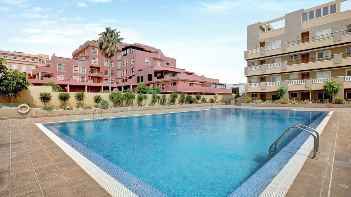 El Medano Apartment | Vacation Apartment 'La Perla D22 En El Médano' with Shared Pool, Balcony and Wi-Fi