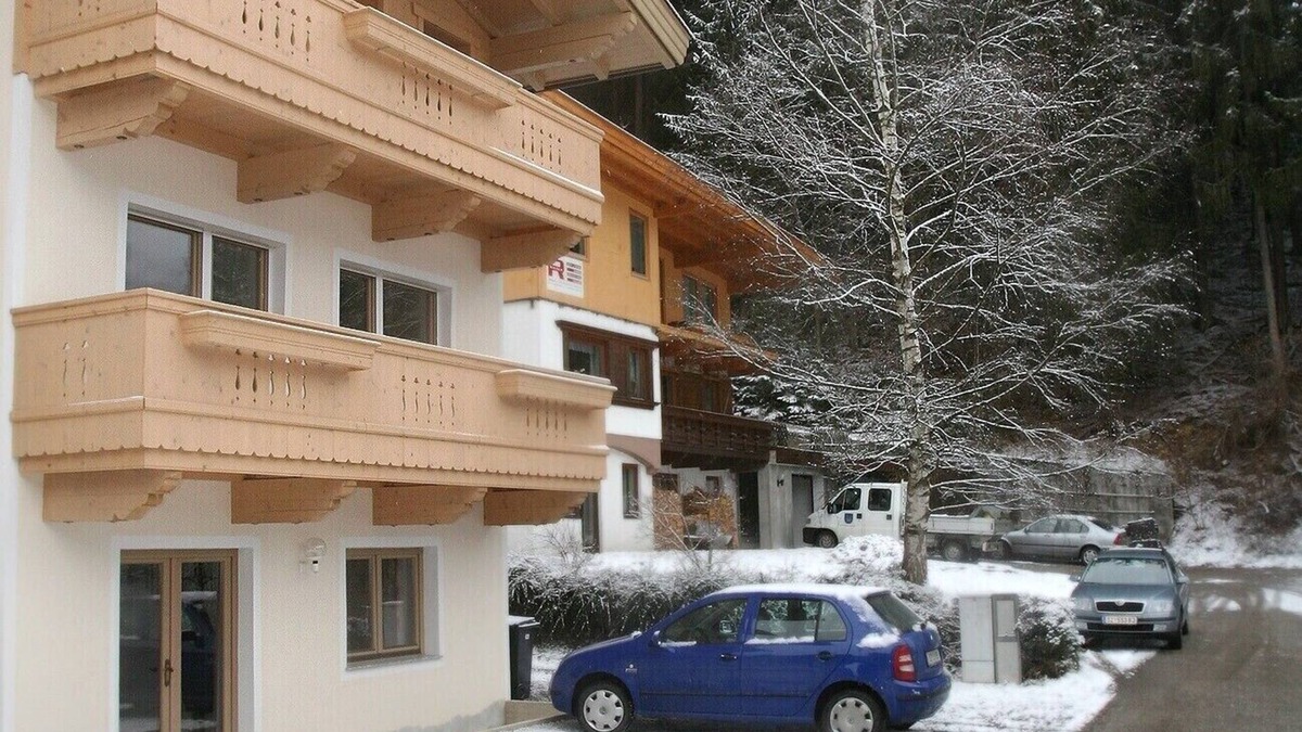 Zillertal Apartment | Vacation apartment on the edge of the forest only 100m from the ski slope.