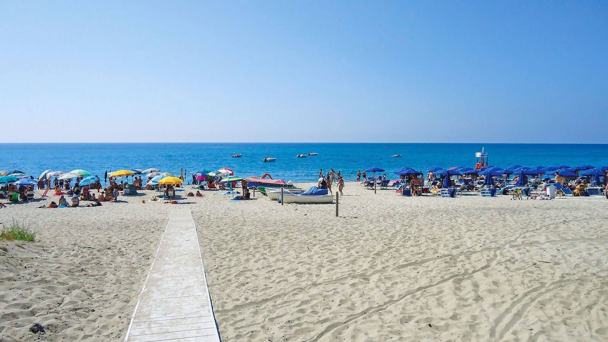 Pizzo Apartment | Vacation apartment on the second floor with large communal pool, a few meters from the sea.