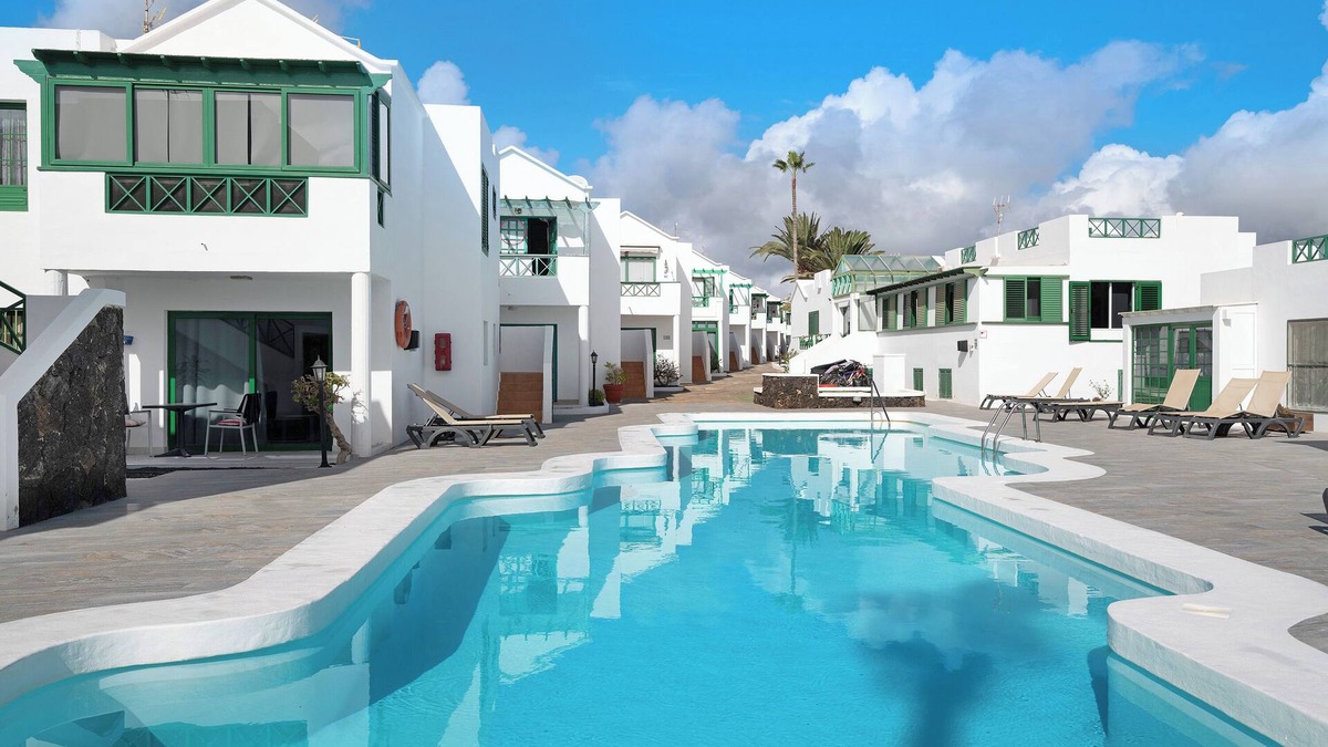 Los Pocillos Apartment | Vacation Apartment "Rubí" close to the Sea with Shared Pool & Wi-Fi