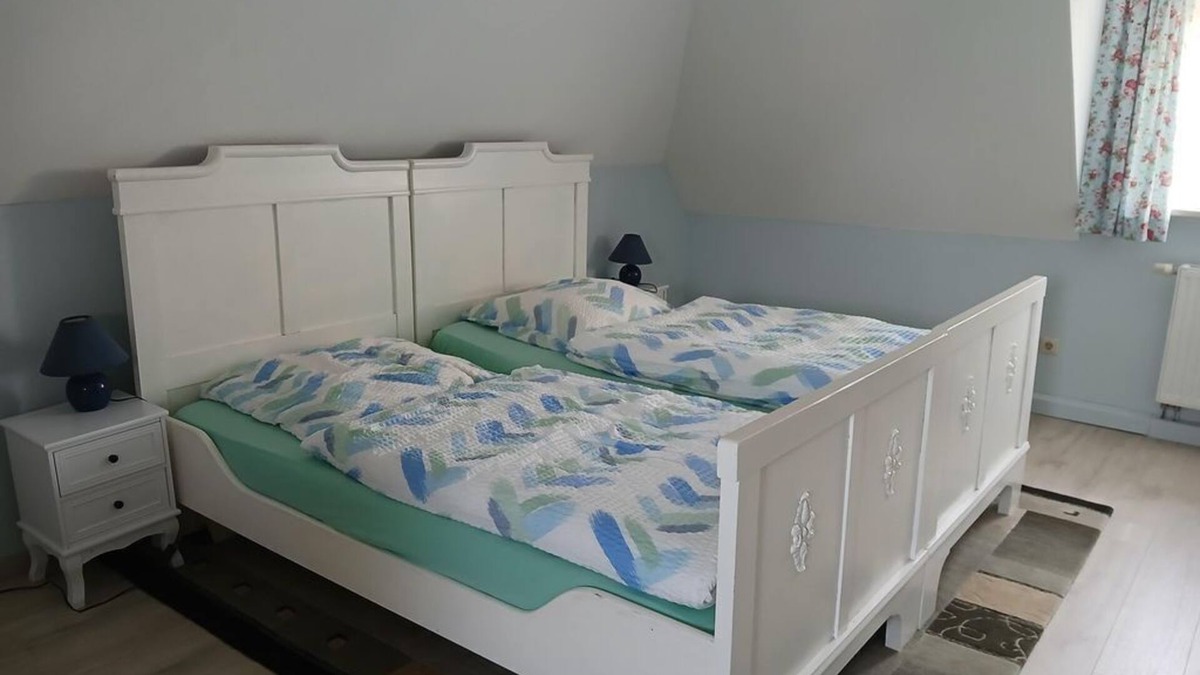 Werdau Apartment | Vacation apartment upstairs with bathtub - Kutscherhaus Werdau