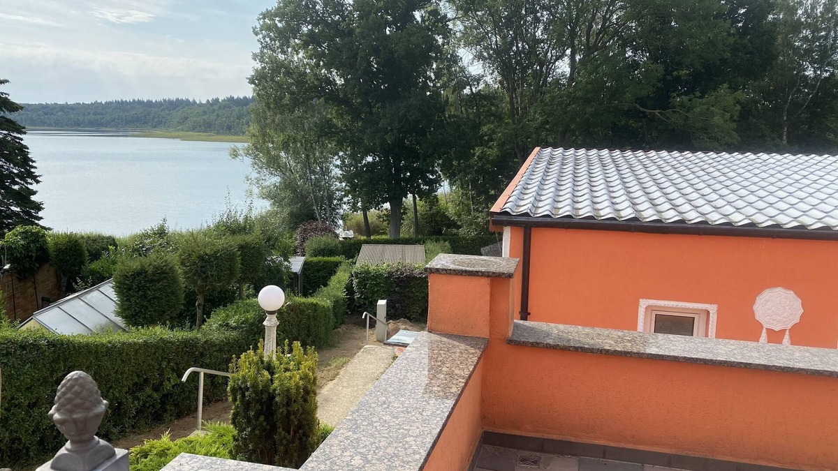 Murchin House | Vacation apartment/vacation bungalow/vacation home with lake view off Usedom